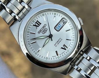 Reloj automático vintage Seiko 5 / Esfera plateada con efecto rayos de sol, acero inoxidable retro