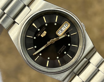 Reloj automático vintage Seiko 5 / Esfera negra con efecto sol, acero inoxidable