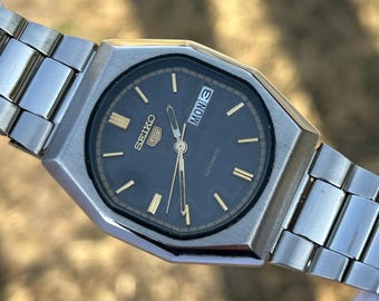 Reloj automático vintage Seiko 5 marrón / Acero inoxidable con amortiguación / Movimiento japonés con fecha y día / Reloj de pulsera retro para hombre