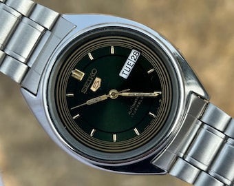 Reloj automático vintage Seiko 5 / Esfera verde con efecto sol, acero inoxidable