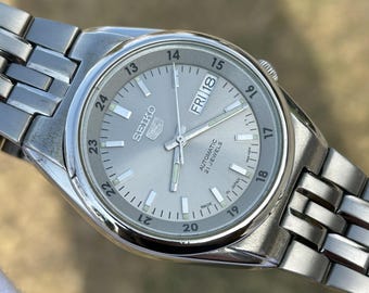 Reloj automático vintage Seiko 5 / Esfera gris con efecto sol / Esfera de ferrocarril de 24 horas / Día y fecha / Reloj mecánico japonés de acero inoxidable