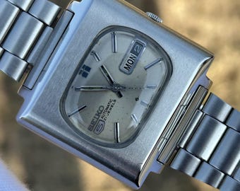 Reloj automático Seiko 5 plateado con forma de televisor vintage / Cojín de acero inoxidable / Movimiento japonés con fecha y día / Reloj de pulsera retro para hombre