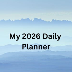 Può includere: Un'agenda giornaliera per l'anno 2026, con il testo "My 2026 Daily Planner" in nero su uno sfondo di silhouette di montagne blu a strati. Il design evoca un senso di calma e organizzazione.