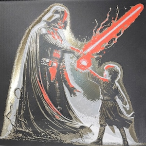 Op de afbeelding: Een Star Wars-kunstwerk met Darth Vader en een jonge figuur met een rood lichtzwaard. De afbeelding heeft een zwarte achtergrond met gouden en zilveren accenten, en de figuren staan in een dynamische pose.