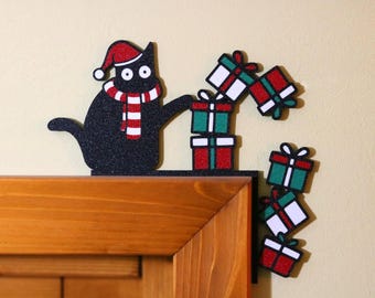 Divertido gato impreso en 3D luchando con regalos navideños. Diseño navideño. Regalo festivo geek para amantes de los gatos.