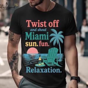 Peut inclure: T-shirt noir avec un graphisme coloré. Le motif comprend le texte "Twist off and shout Miami sun. fun. Relaxation." Un palmier, une chaise de plage et un coucher de soleil sont également représentés.