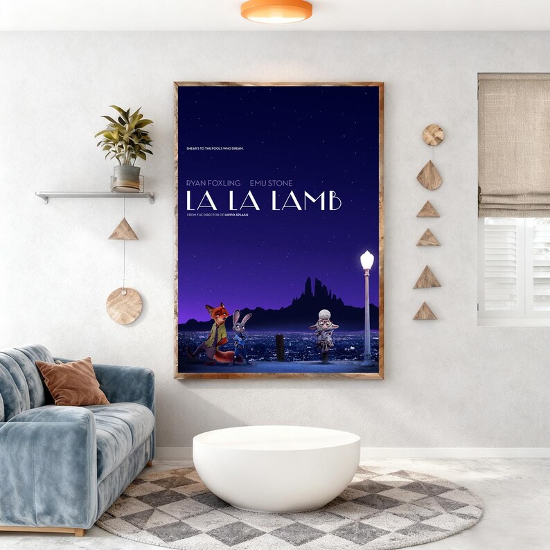 Puede incluir: Un p&oacute;ster enmarcado de la pel&iacute;cula "La La Lamb" con personajes animados sobre un fondo de cielo nocturno. El p&oacute;ster incluye los nombres de Ryan Foxling y Emu Stone. La obra de arte se exhibe en un sal&oacute;n.