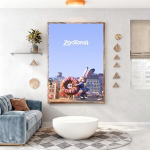 Puede incluir: Un p&oacute;ster enmarcado de la pel&iacute;cula animada "Zootopia". El p&oacute;ster muestra un personaje de conejo empujando una gran rosquilla con las palabras "The Big Donut". El t&iacute;tulo de la pel&iacute;cula, "Zootopia", se muestra en letras blancas sobre un fondo de cielo azul.