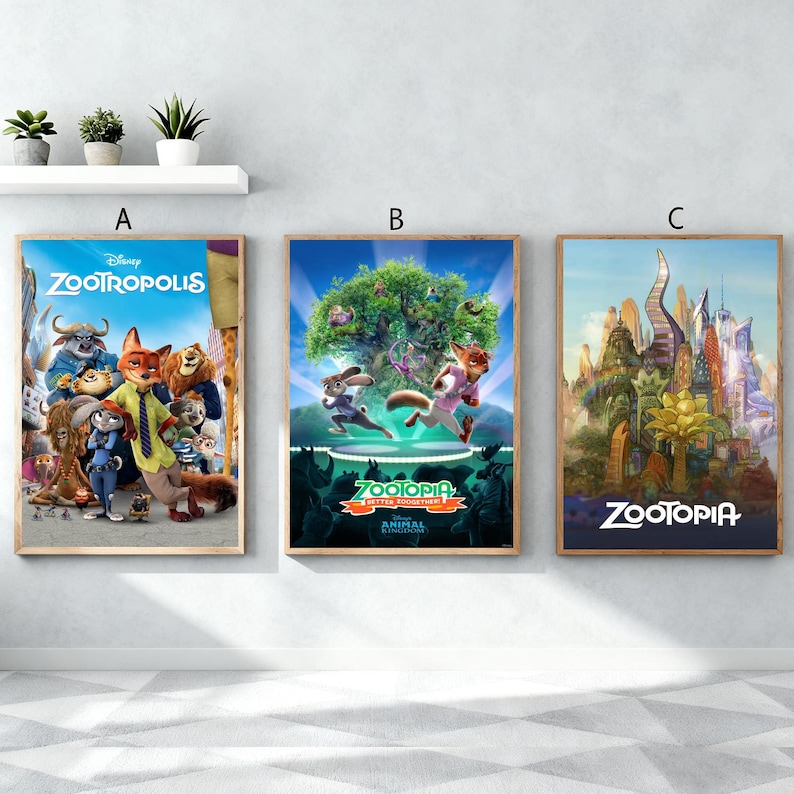 Puede incluir: Tres carteles enmarcados de la pel&iacute;cula Zootr&oacute;polis. El cartel A presenta varios personajes, incluyendo un zorro y un conejo. El cartel B muestra a los personajes corriendo bajo un &aacute;rbol. El cartel C muestra un paisaje urbano con el logo de Zootr&oacute;polis.
