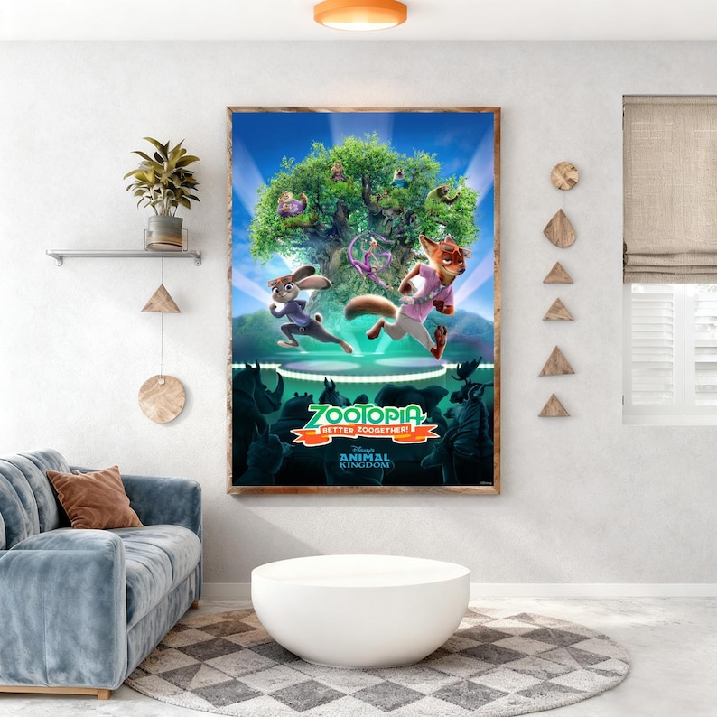 Puede incluir: Un p&oacute;ster enmarcado de la pel&iacute;cula animada "Zootopia", con Judy Hopps y Nick Wilde corriendo. La obra de arte presenta un gran &aacute;rbol de fondo. El p&oacute;ster incluye el texto "Zootopia Better Together! Animal Kingdom."