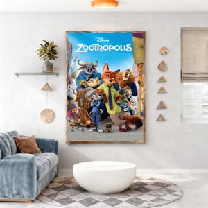 Puede incluir: Un p&oacute;ster enmarcado de la pel&iacute;cula de animaci&oacute;n de Disney "Zootr&oacute;polis" con un grupo de personajes animales antropom&oacute;rficos. El p&oacute;ster tiene un fondo azul con el t&iacute;tulo de la pel&iacute;cula en la parte superior. Los personajes incluyen un zorro, un conejo y un le&oacute;n.