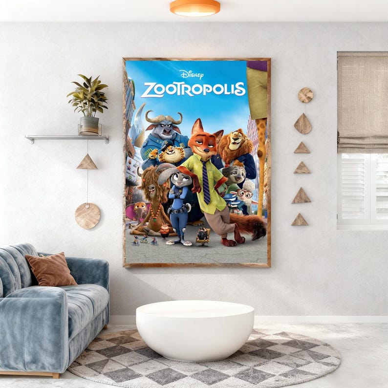 Puede incluir: Un p&oacute;ster enmarcado de la pel&iacute;cula de animaci&oacute;n de Disney "Zootr&oacute;polis" con un grupo de personajes animales antropom&oacute;rficos. El p&oacute;ster tiene un fondo azul con el t&iacute;tulo de la pel&iacute;cula en la parte superior. Los personajes incluyen un zorro, un conejo y un le&oacute;n.