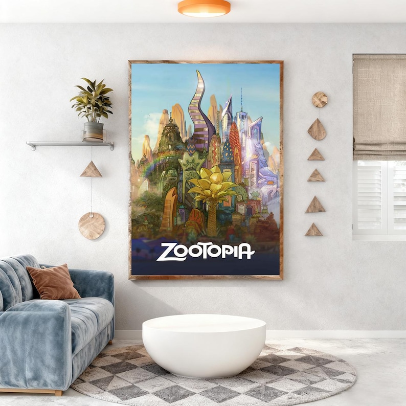 Puede incluir: Un p&oacute;ster enmarcado de la pel&iacute;cula Zootopia, que representa un colorido paisaje urbano con dise&ntilde;os arquitect&oacute;nicos originales. El p&oacute;ster tiene un fondo de cielo azul y la palabra "Zootopia" en letras blancas en la parte inferior. Exhibido en una sala de estar.
