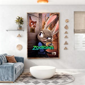 Puede incluir: Un p&oacute;ster enmarcado de la pel&iacute;cula Zootr&oacute;polis con Judy Hopps y Nick Wilde. Judy est&aacute; en primer plano, sosteniendo un objeto peque&ntilde;o, con el logotipo de Zootr&oacute;polis debajo. Nick est&aacute; en una ventana en el fondo. El p&oacute;ster est&aacute; en un sal&oacute;n.