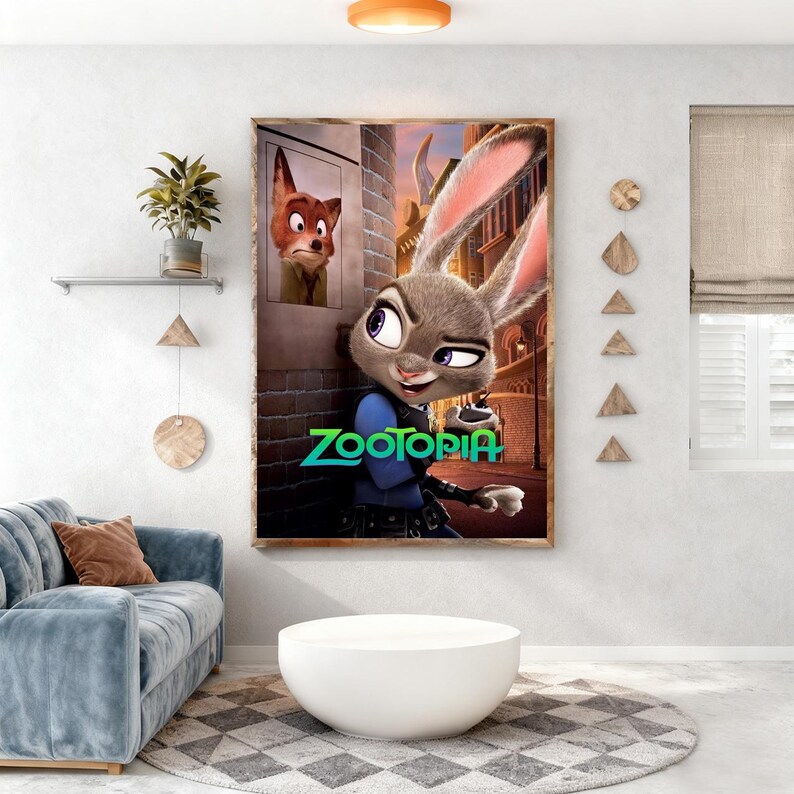 Puede incluir: Un p&oacute;ster enmarcado de la pel&iacute;cula Zootr&oacute;polis con Judy Hopps y Nick Wilde. Judy est&aacute; en primer plano, sosteniendo un objeto peque&ntilde;o, con el logotipo de Zootr&oacute;polis debajo. Nick est&aacute; en una ventana en el fondo. El p&oacute;ster est&aacute; en un sal&oacute;n.