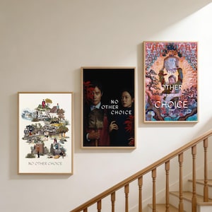 Può includere: Tre stampe artistiche incorniciate con la scritta "NO OTHER CHOICE" sono appese a una parete beige. Le stampe presentano illustrazioni colorate e manifesti cinematografici. È visibile una scala in legno con corrimano marrone.