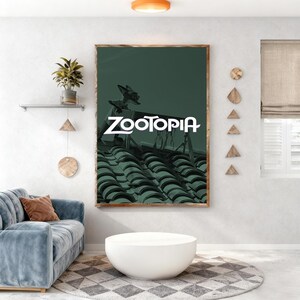 Puede incluir: Un p&oacute;ster enmarcado con la palabra "ZOOTOPIA" en blanco. La imagen muestra una escena de tejado sobre un fondo verde oscuro. El p&oacute;ster se exhibe en un sal&oacute;n moderno con un sof&aacute; azul, una mesa de centro blanca y una alfombra estampada.