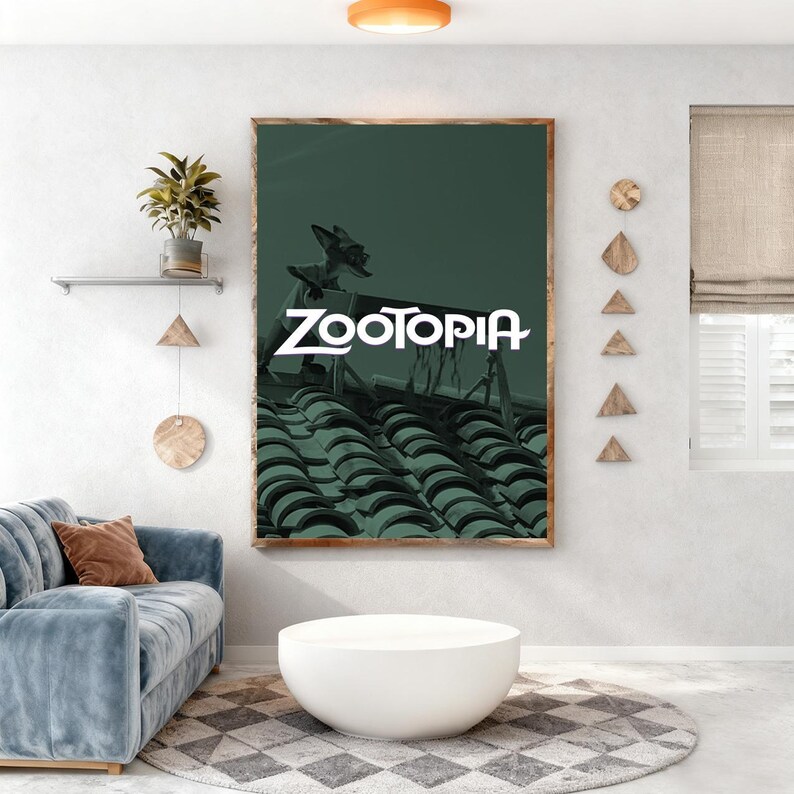 Puede incluir: Un p&oacute;ster enmarcado con la palabra "ZOOTOPIA" en blanco. La imagen muestra una escena de tejado sobre un fondo verde oscuro. El p&oacute;ster se exhibe en un sal&oacute;n moderno con un sof&aacute; azul, una mesa de centro blanca y una alfombra estampada.