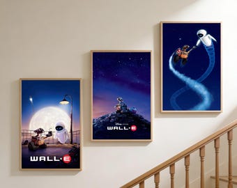 Puede incluir: Tres carteles enmarcados de la película WALL-E. Los carteles presentan escenas con los personajes WALL-E y EVE sobre un fondo de cielo nocturno, paisaje urbano y cielo estrellado. Los carteles tienen marcos de madera.