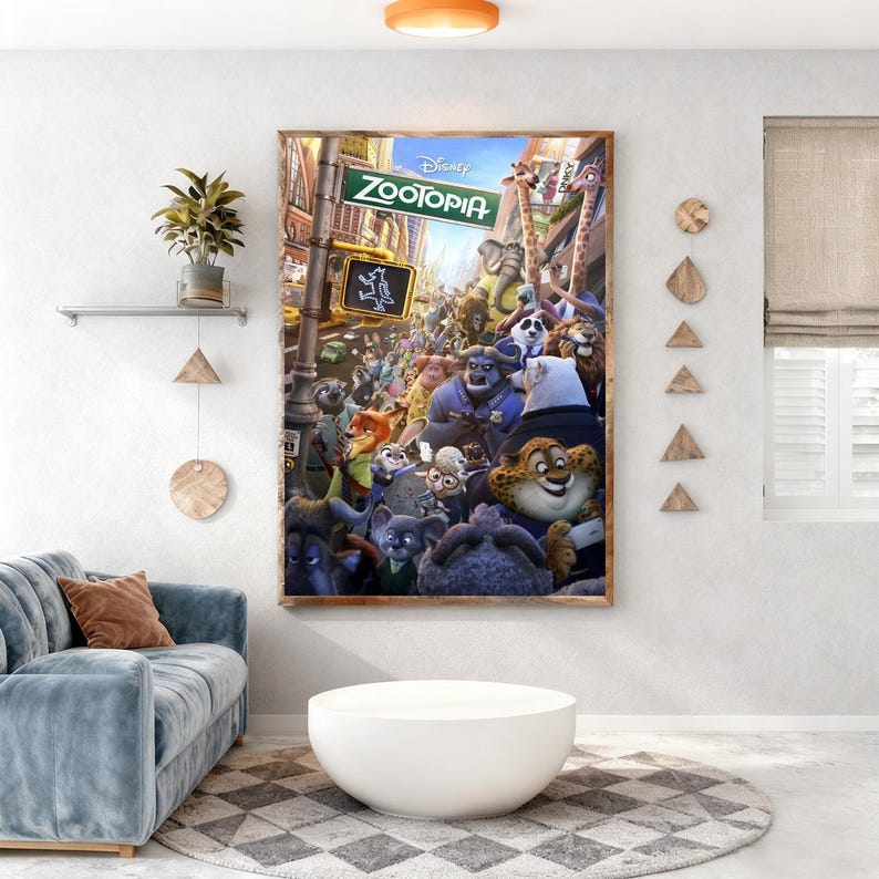 Puede incluir: Un p&oacute;ster enmarcado de la pel&iacute;cula Zootopia de Disney. El p&oacute;ster presenta una escena vibrante con numerosos personajes de animales antropom&oacute;rficos en un entorno urbano. El t&iacute;tulo "Zootopia" se muestra de forma destacada en la parte superior.