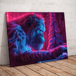 以下が含まれることがあります： 鮮やかな青とピンクの色合いで照らされた、ネオンライトのゴリラのキャンバスプリント。アートワークは、森林のシーンを背景に、思慮深いポーズのゴリラを描いています。全体的な美学は、自然とデジタルアートの融合です。