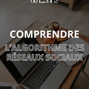Peut inclure: Un ordinateur portable ouvert sur une table en bois, avec le texte "COMPRENDRE L'ALGORITHME DES RÉSEAUX SOCIAUX" en blanc. Le texte "Les Guides de Laura" est en haut. En dessous, le texte dit "Instagram, Tik Tok et Facebook n'auront plus aucun secret pour vous."