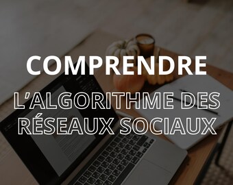 May include: A laptop sits open on a wooden desk, with the text "COMPRENDRE L'ALGORITHME DES RÉSEAUX SOCIAUX" in white. The text "Les Guides de Laura" is at the top. Below, the text reads "Instagram, Tik Tok et Facebook n'auront plus aucun secret pour vous."