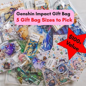 Op de afbeelding: Een doorzichtige tas gevuld met Genshin Impact-merchandise, waaronder sleutelhangers en stickers. Tekst op een roze banner luidt "Genshin Impact Gift Bag" en "5 Gift Bag Sizes to Pick". Een rode ster-afbeelding toont "$100+ Value".