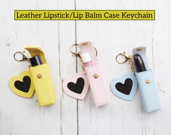 Leren lippenbalsemzakje 4-delige sleutelhangerbedelbundel – hartspiegelbedel, koordkoord en gepersonaliseerde letterbedel | Set accessoires voor lippenstift