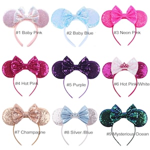 Puede incluir: Una colección de nueve diademas con orejas de ratón con lentejuelas en varios colores, incluyendo rosa bebé, azul bebé, rosa neón, rosa intenso, morado, champán, plata/azul y océano misterioso. Cada diadema tiene un lazo y orejas a juego.