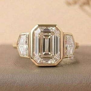 Anillo de Compromiso Diamante de Laboratorio Corte Esmeralda, Anillo Geométrico Tres Piedras, Laterales Trapecio, Oro Macizo 14KT imagen 1