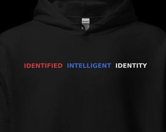Sudadera minimalista con bloques de color, estilo streetwear con texto llamativo, identidad gráfica moderna.