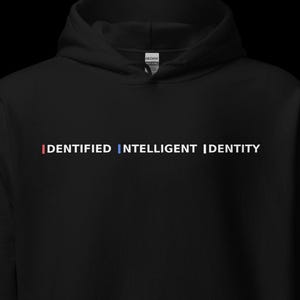 Könnte beinhalten: Schwarzer Kapuzenpullover mit dem weißen Schriftzug "IDENTIFIED INTELLIGENT IDENTITY" auf der Brust. Das Wort "IDENTIFIED" ist rot, "INTELLIGENT" blau und "IDENTITY" weiß. Der Hoodie hat eine Kapuze und eine Vordertasche.