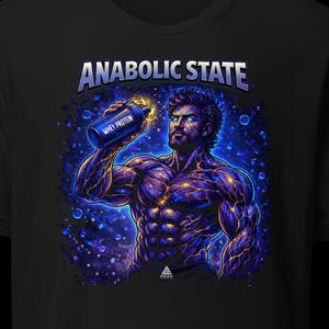 Puede incluir: Camiseta negra con el texto "ANABOLIC STATE" en blanco y azul. La camiseta presenta una ilustración musculosa de una persona bebiendo de una botella de Whey Protein, con detalles en azul y morado.