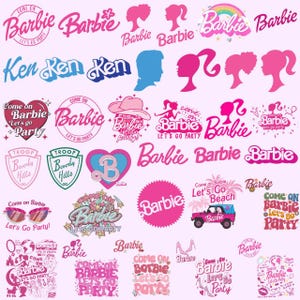 Puede incluir: Una colección de gráficos y logotipos rosas con el tema de Barbie. La imagen incluye varios logotipos de Barbie, siluetas y frases como "Let's Go Party" y "Come on Barbie". También hay imágenes de Ken, un coche y un sombrero de vaquero.