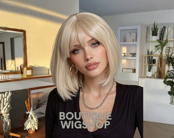 Peluca bob rubia platino con flequillo: cabello liso hasta los hombros.