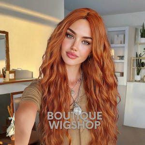 Könnte beinhalten: Eine Frau mit langen, welligen, rotbraunen Haaren. Sie trägt ein beiges Oberteil und mehrere silberne Halsketten. Der Text "BOUTIQUE WIGSHOP" ist auf dem Bild überlagert. Der Hintergrund umfasst einen Spiegel, Regale und Pflanzen.