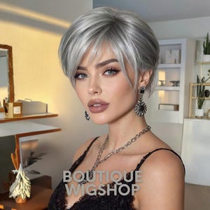 Könnte beinhalten: Ein Set aus drei Keramikbechern mit gesprenkelter, matter Oberfläche. Die Becher sind in Creme-, Hellgrau- und Dunkelgrautönen gehalten. Jeder Becher hat ein schlichtes, minimalistisches Design.