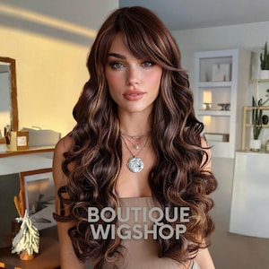 Könnte beinhalten: Eine Frau mit langen, welligen braunen Haaren mit blonden Strähnchen. Das Haar ist mit einem Seitenscheitel und Pony gestylt. Sie trägt eine Halskette mit einem Anhänger. Der Text "BOUTIQUE WIGSHOP" wird auf dem Bild angezeigt.