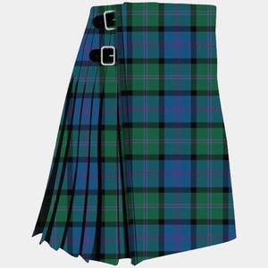 Könnte beinhalten: Ein traditioneller Kilt in einem grünen, blauen und schwarzen Tartanmuster. Der Kilt hat Falten und zwei Lederriemen mit silbernen Schnallen zum Verschließen. Der Stoff hat ein gewebtes Aussehen.