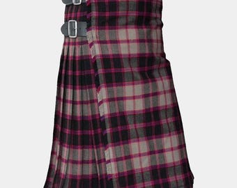 Puede incluir: Un kilt tradicional con un patrón de cuadros en negro, gris y magenta. El kilt presenta pliegues y correas de cuero con hebillas plateadas. La prenda está hecha de una tela gruesa, adecuada para climas más fríos. Mide unos 76 cm de largo.