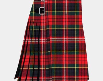 Puede incluir: Un kilt tradicional de tartán en un patrón de cuadros rojos, negros, verdes y blancos. El kilt presenta pliegues y dos correas de cuero con hebillas plateadas. La tela es de lana tejida. Prenda tradicional para llevar alrededor de la cintura.