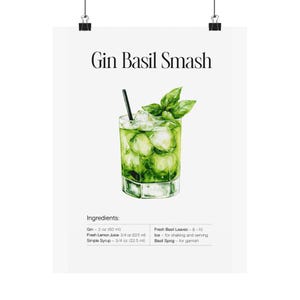 Peut inclure: Une tasse en céramique blanche avec une anse noire et le texte "But First, Coffee" en gras noir. La tasse est posée sur un fond flou, suggérant un cadre chaleureux.