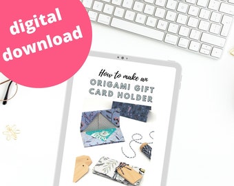 Könnte beinhalten: Ein digitaler Download für ein Tutorial, wie man einen Origami-Geschenkkartenhalter herstellt. Das Tutorial zeigt einen blau-weiß gemusterten Origami-Geschenkkartenhalter mit einem Holzschild.