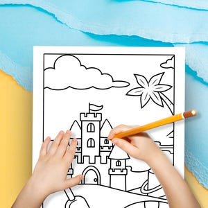Pu&ograve; includere: Un disegno in bianco e nero di un castello con una palma e una nuvola sullo sfondo. Una mano tiene una matita gialla e colora il disegno.