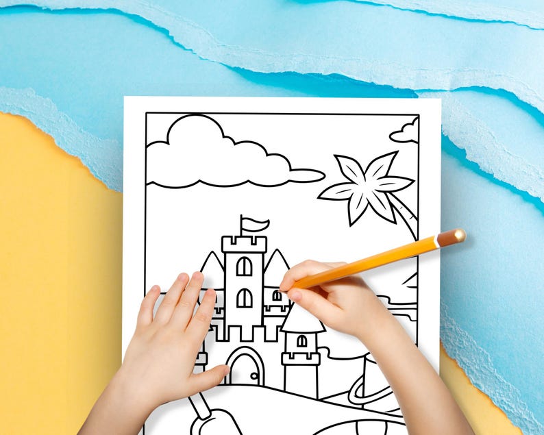 Pu&ograve; includere: Un disegno in bianco e nero di un castello con una palma e una nuvola sullo sfondo. Una mano tiene una matita gialla e colora il disegno.