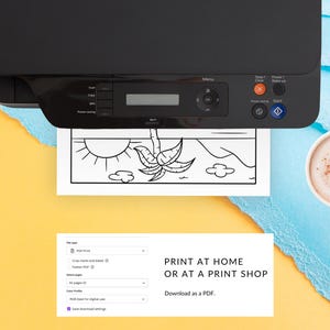 Pu&ograve; includere: Una pagina da colorare stampabile in bianco e nero di una palma, il sole e le nuvole. Il testo "STAMPA A CASA O IN UN NEGOZIO DI STAMPA Scarica come PDF." &egrave; sotto l'immagine.