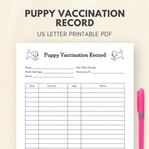 Op de afbeelding: Een witte, afdrukbare PDF-document met de titel "Puppy Vaccination Record". Het document bevat velden voor naam, geboortedatum, ras en vaccinatiegegevens. Twee lijntekeningen van puppy's staan bovenaan. Een roze pen staat rechts.