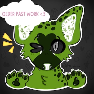 Puede incluir: Una ilustraci&oacute;n digital de un personaje de dibujos animados verde con un ojo gui&ntilde;ando y manos con forma de pata. El personaje tiene manchas negras y el texto "OLDER PAST WORK <3" en una burbuja de nube. Las orejas tienen garabatos y el texto "be kind".