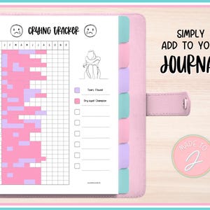 Pode incluir: Um planejador rosa com um gráfico de rastreamento de choro, com blocos rosa e lavanda. O texto "CRYING TRACKER" está no topo. O planejador inclui o texto "SIMPLESMENTE ADICIONE AO SEU DIÁRIO" e um logotipo "MADE TO J".
